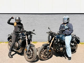 Twee geslaagde motorleerlingen op hun lesmotoren