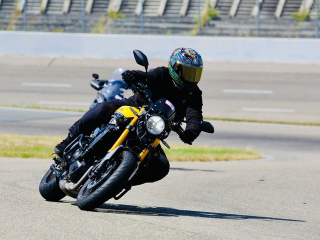 Motorleerling met helm in de bocht op de Yamaha XSR125