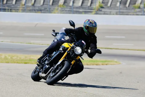 Motorleerling met helm in de bocht op de Yamaha XSR900